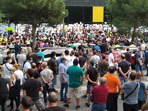 Els treballadors de Nissan continuen mobilitzant-se, aquest cop a Esplugues de Llobregat