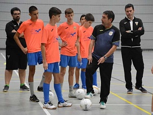 Durant els dos entrenaments, els joves jugadors del club del Llobregat van poder millorar les seves habilitats tècniques amb la pilota