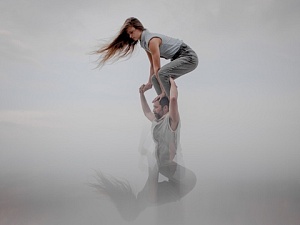 “Cossoc” és una coreografia hipnòtica plena d’imatges suggerents del que poden fer dos cossos en constant equilibri