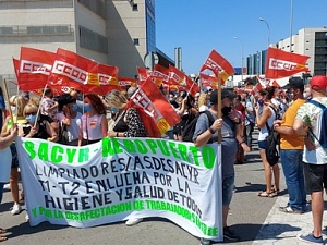 Els treballadors dels serveis de neteja de les terminals T1 i T2 de l'Aeroport Josep Tarradellas Barcelona-El Prat han realitzat aquest divendres una nova jornada de vaga 