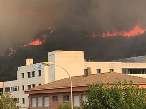 Moment de més intensitat de l'incendi de Castellví de Rosanes i Martorell
