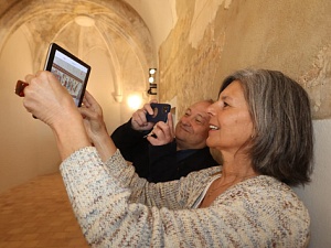 El projecte museístic digital ha estat presentat per la vicepresidenta segona, Carmela Fortuny, a l'alcalde de Viladecans, Carles Ruiz, a la mateixa ermita de Santa Maria de Sales