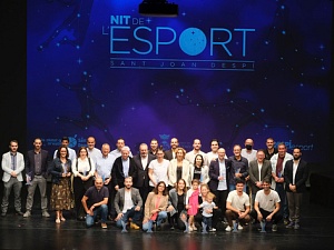 Foto de família dels guanyadors a la primera edició de la Nit de l'Esport