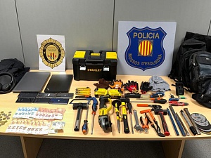 Durant els escorcolls dels detinguts i al vehicle se'ls va comissar eines i maquinària emprada en els robatoris amb força com radials, malls, tornavisos, entre altres eines