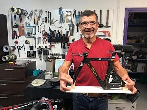El modelista industrial, Ricardo Lazarte, està treballant en el disseny d’un nou model de bicicleta