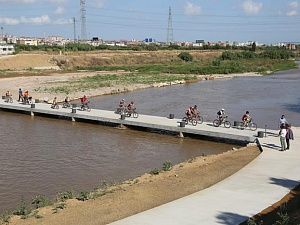 Ja es pot creuar el riu Llobregat a peu o en bicicleta a través d'un pas de nivell sense la necessitat d'utilitzar les carreteres amb trànsit rodat