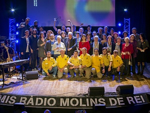 Foto de família dels guardonats als Premis Ràdio Molins de Rei