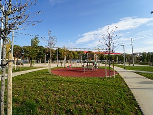 Parc de Marta Mata on també s'aprecia, al fons, l'estadi Johan Cruyff