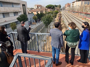 Visita de Dolors Montserrat a les obres de soterrament de les vies del tren de Sant Feliu de Llobregat