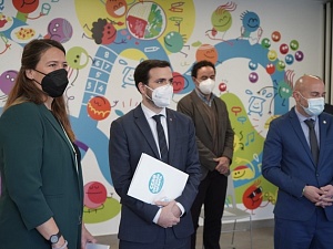 El ministre de Consum, Alberto Garzón, ha visitat aquest dijous la seu de la Gasol Foundation a Sant Boi de Llobregat 