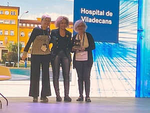 La doctora Montserrat Figuerola, gerent Territorial de l’Àrea Metropolitana Sud, i la doctora Montse Oliveras, directora de Centre de l’Hospital de Viladecans, van ser les encarregades de recollir el premi
