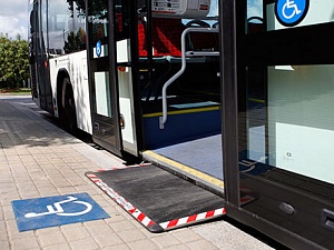 Diverses persones que es desplacen en cadira de rodes han denunciat la manca de funcionament de les rampes d’accés als autobusos de l’empresa concessionària del servei públic