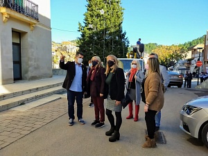 Àngels Ponsa visitava acompanyada per l'alcalde, Isidre Sierra, el desenvolupament de les obres que es duen a terme per a la creació d'un equipament cultural a Ca l'Altisent