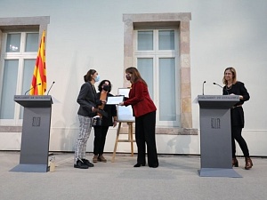 La presidenta de la cambra catalana, Laura Borràs, ha lliurat el premi, creat el 1987, a la presidenta de la fundació, Mireia Barba