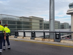 Periòdicament, els mossos de la Divisió de Trànsit fan controls en els accessos a les terminals de l'aeroport