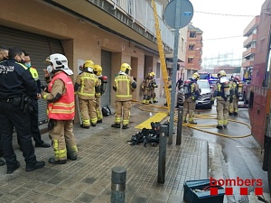 onts dels Bombers de la Generalitat han explicat que poc abans de dos quarts d'una del migdia han estat alertats d'un incendi en un habitatge situat en un edifici de cinc plantes