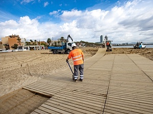L’AMB porta a terme un seguit d’actuacions per desmuntar i retirar els equipaments i el mobiliari de les platges metropolitanes (El Prat, Gavà, Viladecans i Castelldefels), que han donat servei durant la temporada d’estiu