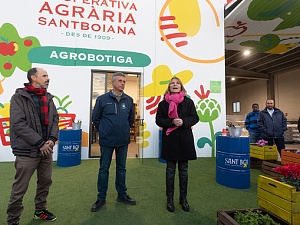 L'acte d'inauguració va comptar amb la presència de l'alcaldessa de Sant Boi, Lluïsa Moret, i el president de la Cooperativa Agrària Santboiana, Lluís Solanas