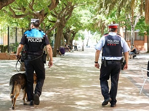 Una patrulla camina pel barri de Can Vidalet.