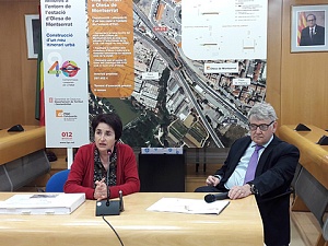 El director de Projectes d'FGC, Pere Mateu, i l'alcaldessa d'Olesa, Pilar Puimedon