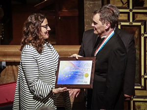 El mestre orguener Albert Blancafort va rebre, de mans de la presidenta de la Diputació de Barcelona, Mercè Conesa, la medalla d'or al Mèrit Europeu