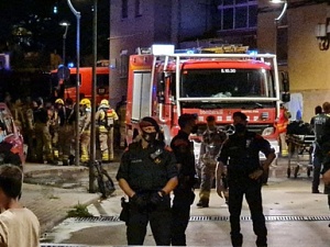 Segons fonts municipals, el foc es va originar al 1r 4a del bloc ubicat al número 22 del carrer de Jaume Duran Duran