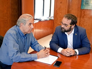 El delegat del govern a Barcelona, Juli Fernández, va fer ahir a la tarda una visita institucional  a  Sant Andreu de la Barca on es va reunir amb l’alcalde, Enric Llorca 