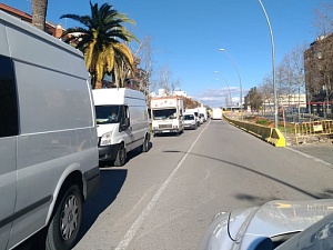 Desenes de venedors ambulants del mercat setmanal de Castelldefels es van manifestar ahir dimecres pels carrers del municipi baixllobregatí en una marxa lenta de vehicles