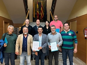 L'alcalde Manuel Reyes, juntament amb el president de l'Institut Català d'Ornitologia, Jordi Baucells, la plataforma de l'Olla del Rei i les entitats veïnals, han unit forces en signar una carta adreçada a la Generalitat