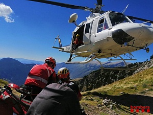 Els efectius del Grup d’Actuacions Especials (GRAE), activats en helicòpter, va poder localitzar el cos sense vida de la persona accidentada al fons de la tartera 
