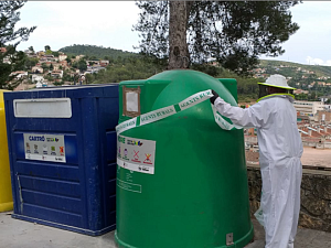 Agents del CAR van detectar la presència d’un niu a l’interior d’un contenidor de reciclatge al terme municipal de Vallirana