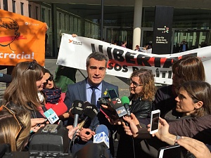 Casals ha atès els mitjans de comunicació després de rebutjar declarar davant la Fiscalia