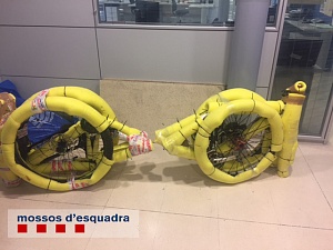 Els agents van poder recuperar dues bicicletes, sostretes a Sant Andreu de la Barca i Sabadell, que ja estaven preparades per a ser enviades