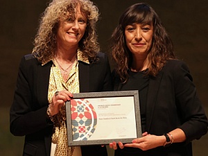Va recollir el premi l'Olga González (dreta), staff de la Direcció General i cap de Comunicació i Relacions Institucionals del Parc Sanitari Sant Joan de Déu