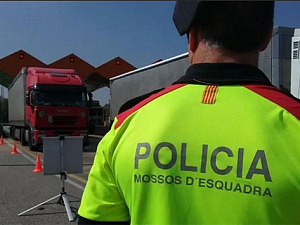 Els fets van tenir lloc quan els mossos de trànsit feien un control a l'AP7, terme municipal de Martorell, de vehicles pesants