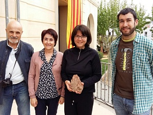 D'esquerra a dreta, Albert Vidal del Servei d'Arqueologia i Paleontologia, l'alcaldessa Pilar Puimedon, Belén Muñoz del CMRO i el paleontòleg Eudald Mujal