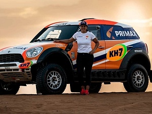 Laia Sanz i el cotxe que competirà al Dakar 2022