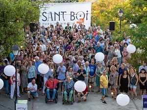 Amb el lema 'Retrobem-nos', unes dues-centes persones de les entitats de Sant Boi es van aplegar als jardins de Can Torrents