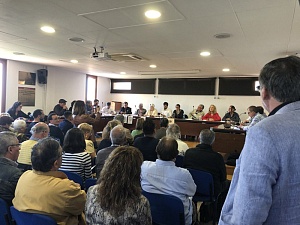 Ple de Corbera de Llobregat durant la moció de censura