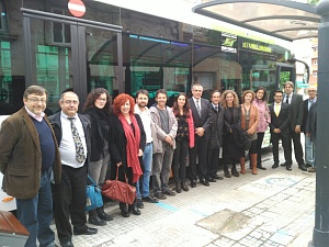 Acte de presentació del bus exprés amb la presència de l'alcalde de Cervelló i l'alcaldessa de Vallirana