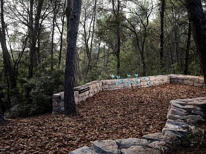 El nou memorial per al dol gestacional, perinatal i neonatal de Roques Blanques es troba situat a l’Agrupació VI del cementiri, perfectament integrat en la natura de l’entorn