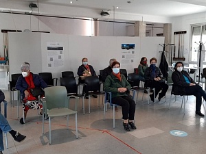 Diverses persones esperant el seu torn per fer-se les proves de cribratge de COVID-19 a la Regió Sanitària Metropolitana Sud