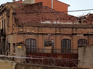 L’Ajuntament de Cervelló continua fent gestions després de la caiguda dissabte de part del sostre de la fàbrica del vidre