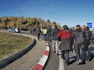 Un grup de familiar de presos van recórrer sis quilòmetres des de l'estació de Martorell