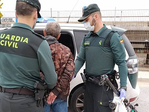A la persona investigada, un home de 47 anys d'edat i veí de Castelldefels, se li imputa la presumpta comissió d'un delicte d'espoli, encobriment i contraban