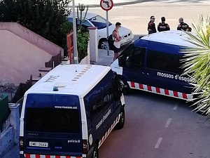 Ahir dimecres també hi havia presència policial al carrer del Riu, a tocar de l’Ajuntament de Pallejà, on també s’han produït ocupacions d’habitatges darrerament
