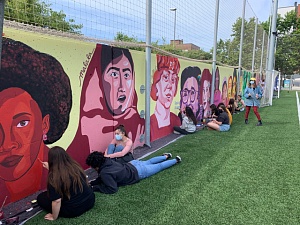 El mural viladecanenc està inspirat en altres propostes artístiques fetes arreu d'Espanya sobre feminisme