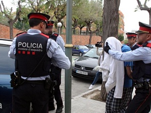 El mateix dia 4 de juliol a la nit l'equip d'investigadors van realitzar una entrada i perquisició al domicili del detingut a Sant Boi de Llobregat