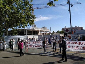 Moment de la concentració davant de l'Hospital de Viladecans