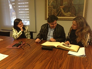 El delegat del govern a Barcelona durant la seva reunió amb l’alcaldessa, Candela López i la primera tinent d’alcalde, Maria Miranda